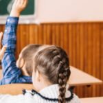 Sopayla bastığı okulda öğretmenleri tehdit etti!